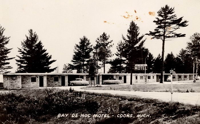 Motel Bay De Noc - Old Postcard (newer photo)